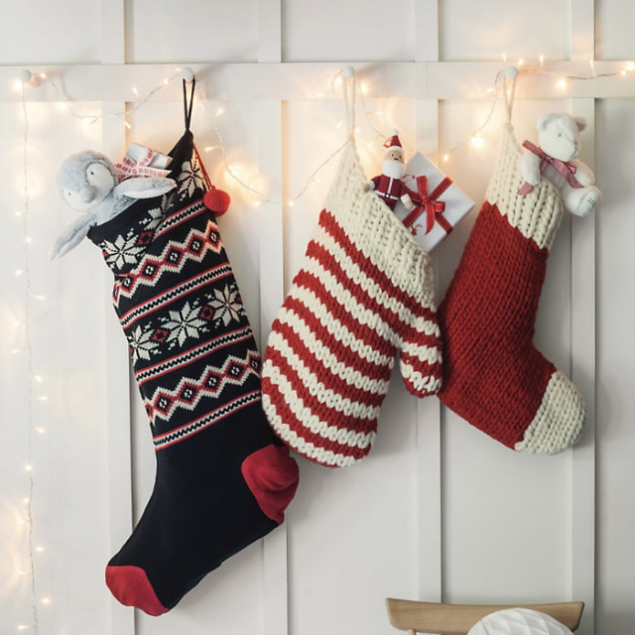 рождественские носки и варежка для подарков