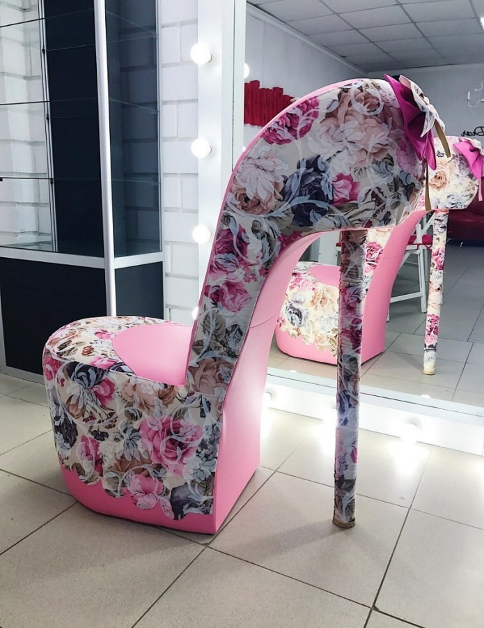 стул розовая туфля на шпильке в цветах