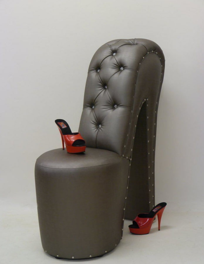 черное кожаное кресло-туфля