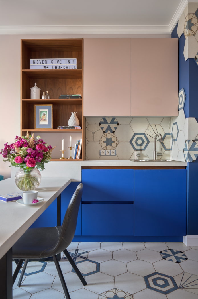 Розово-синяя кухня
